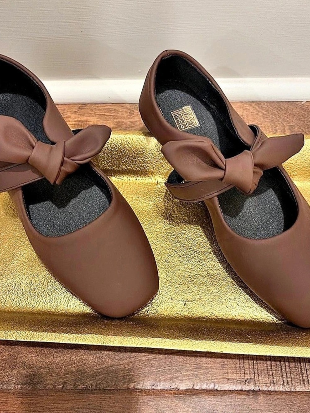 Brown Bow Flats Like New